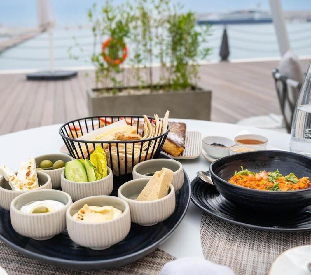 Mina Hotel And Residences By The Torch Doha Kültér fotó Meze