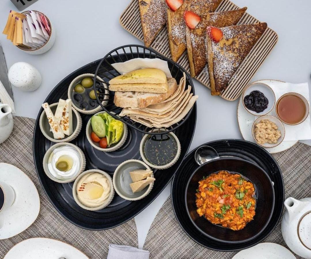 Mina Hotel And Residences By The Torch Doha Kültér fotó Israeli breakfast