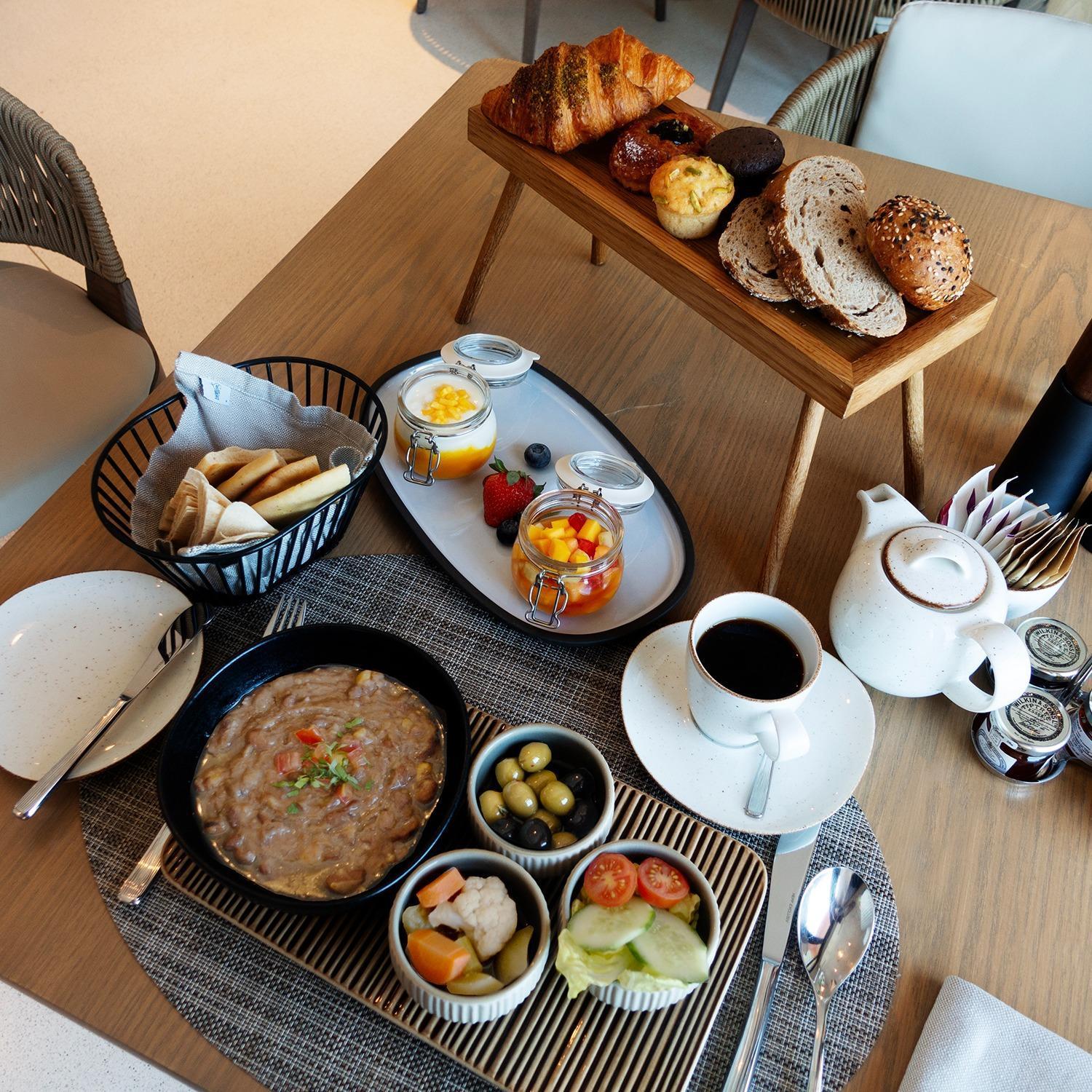 Mina Hotel And Residences By The Torch Doha Kültér fotó Israeli breakfast